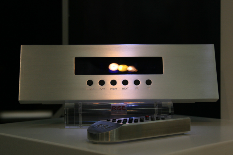 Illustration for article titled RISE Three-part CD Player Keeps Components Safe From...Each Other?